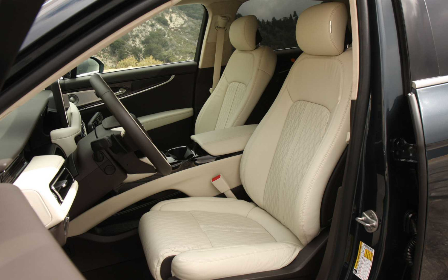 Comparison - Genesis GV70 2022 - vs - Lincoln Nautilus Black Label 2021 ...